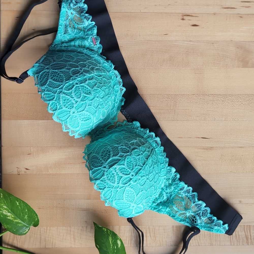 32 DD Victoria Secret bra Date push-up